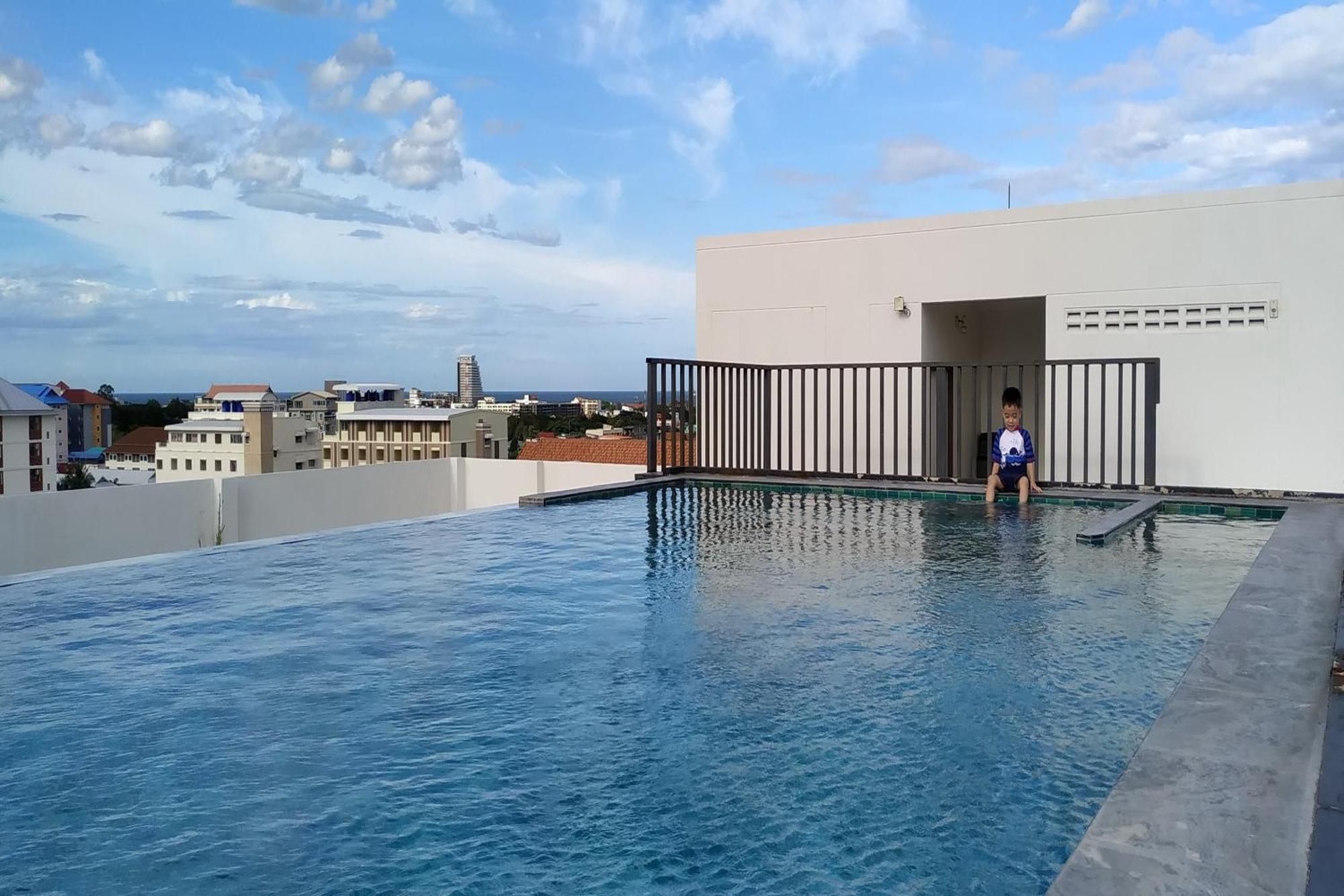 The Base Hua Hin Hotel Bagian luar foto