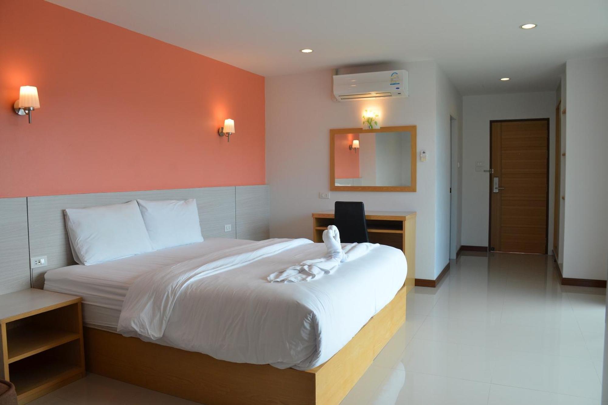 The Base Hua Hin Hotel Bagian luar foto