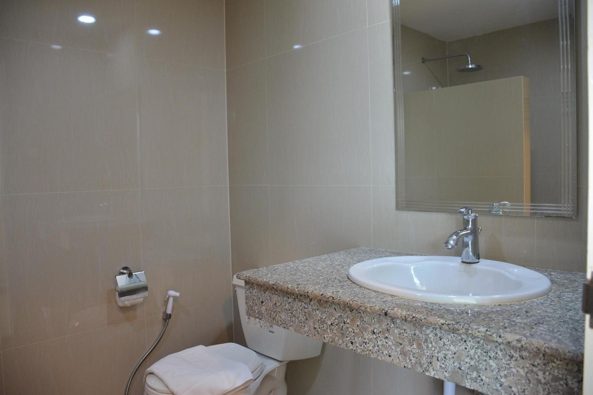 The Base Hua Hin Hotel Bagian luar foto