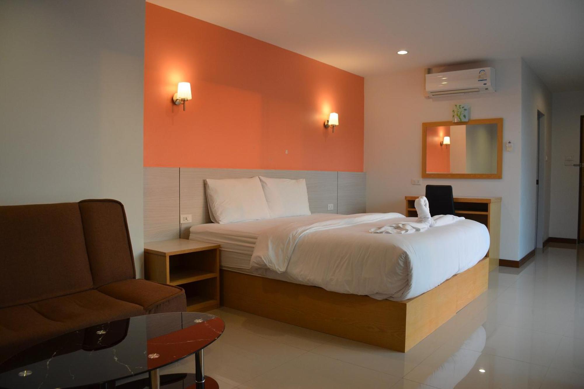 The Base Hua Hin Hotel Bagian luar foto